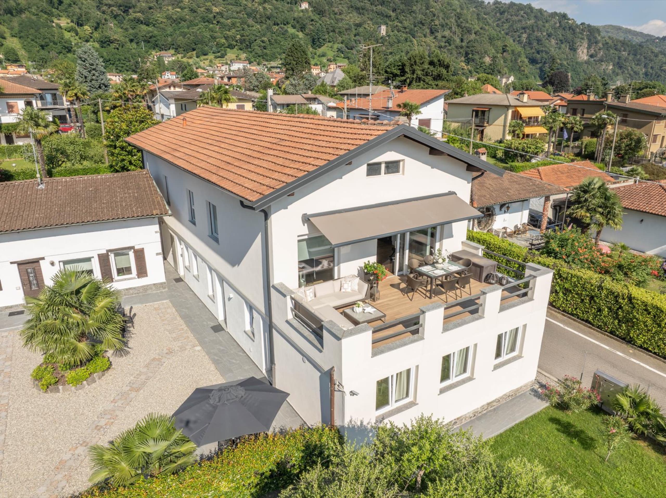 Modernisiertes Seehaus mit Dachterrasse — Maccagno