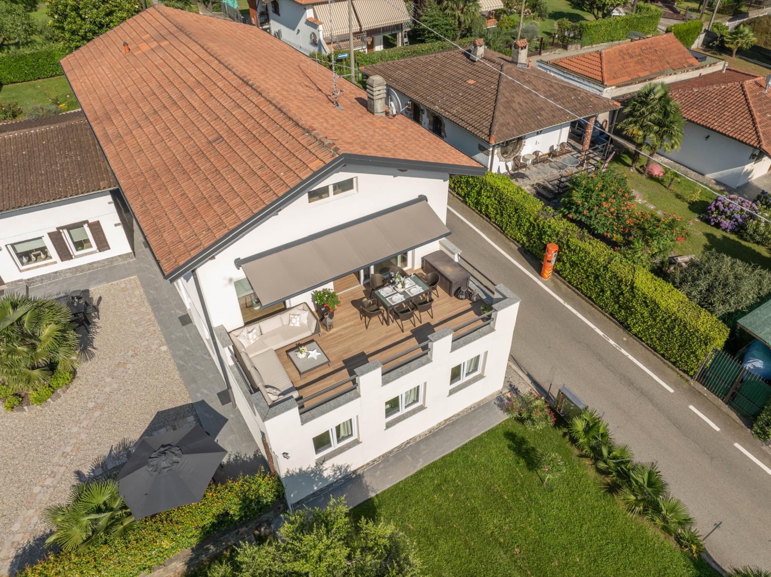 Modernisiertes Seehaus mit Dachterrasse — Maccagno