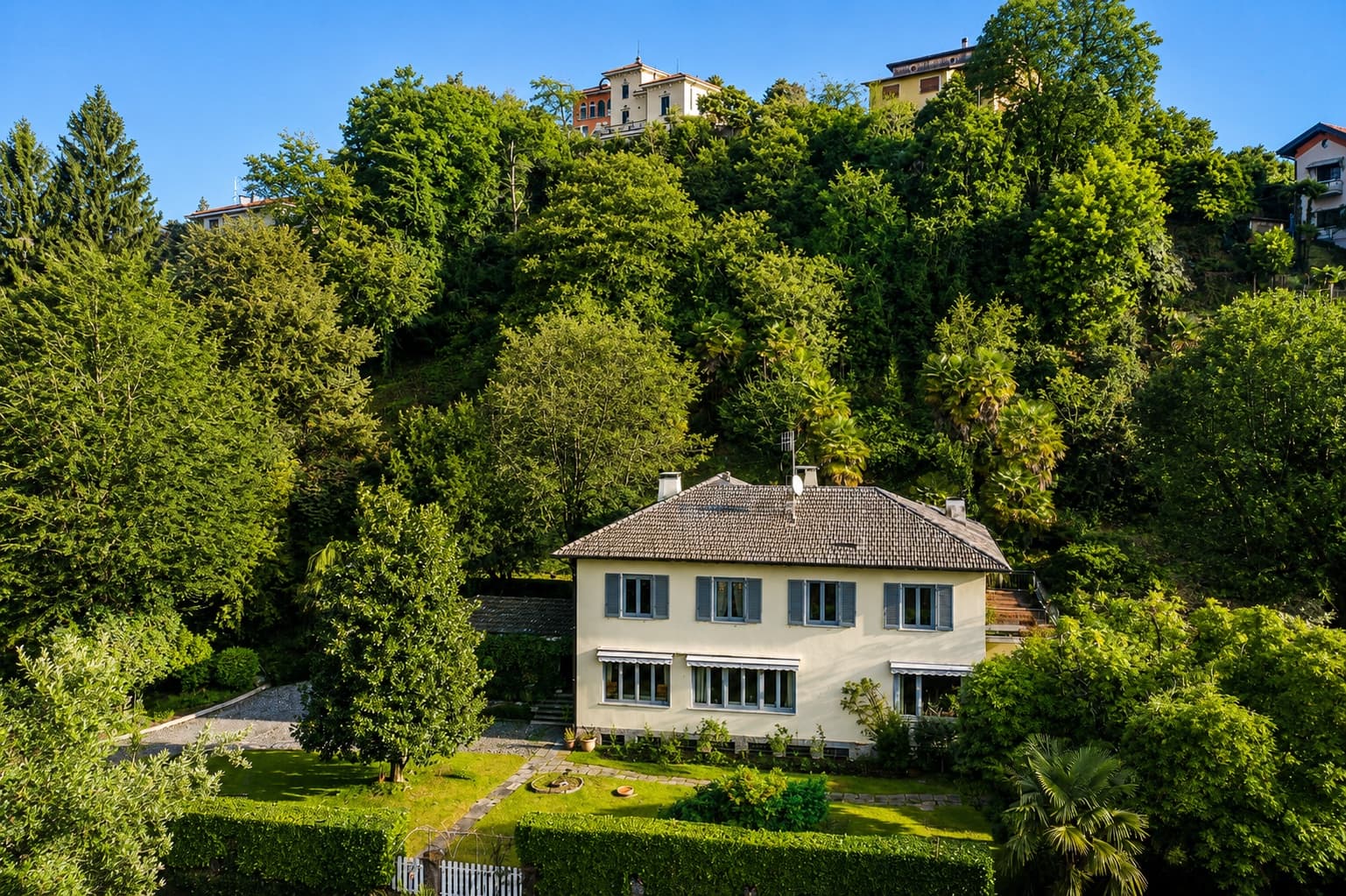 Exklusive Villa mit Seeblick am Lago Maggiore — Luino